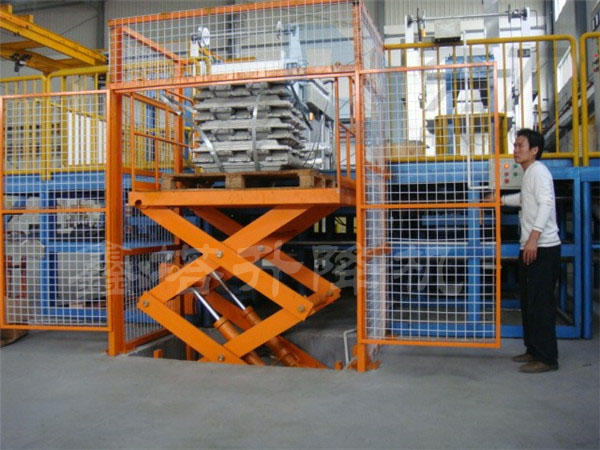 剪叉式簡(jiǎn)易貨梯安全防護(hù)設(shè)備的重要性與配置要點(diǎn)