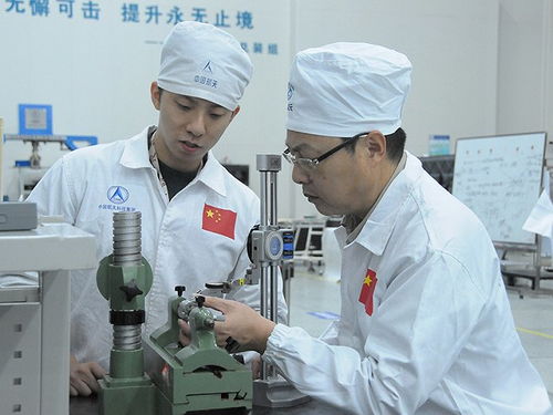 王曙群 為航天器“擰螺絲”的工匠，締造“太空之吻”的百年初心奮斗者